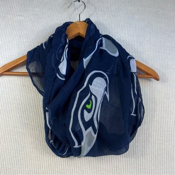 Seattle Seahawks NFL Team Apparel Top Women’s Size 2X and Infinity Scarf - Picture 12 of 12